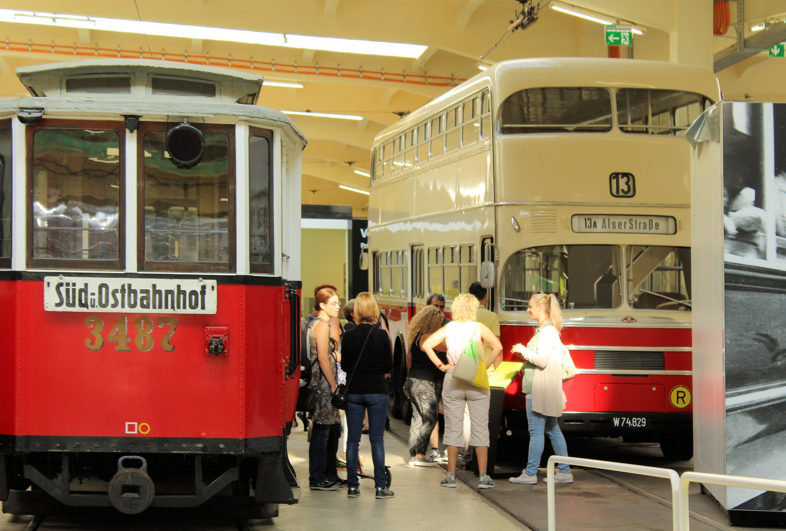 https://upload.wikimedia.org/wikipedia/commons/1/19/Wien-Landstra%C3%9Fe%2C_Verkehrsmuseum_Remise%2C_Bus_und_Stra%C3%9Fenbahn.JPG